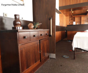 Pusta flaszka na stole, komputery i dziecięce zabawki w pokojach. Tajemniczy hotel na granicy polsko-czeskiej [ZDJĘCIA]