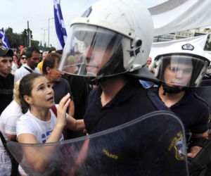 Grecja: Protest pod parlamentem w Atenach – policja OBRZUCONA JOGURTEM - ZDJĘCIA