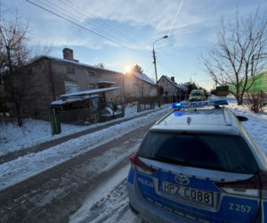 Wstrząsające odkrycie w zrujnowanym domu w Ursusie. Dwa zamarznięte ciała na łóżkach