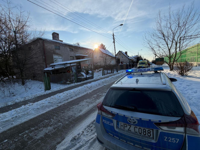 Wstrząsające odkrycie w zrujnowanym domu w Ursusie. Dwa zamarznięte ciała na łóżkach