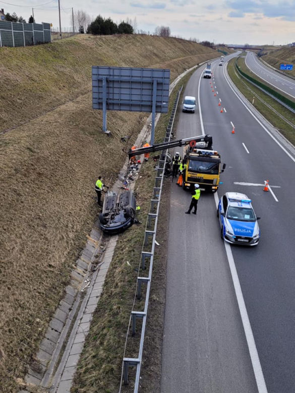 Przerażający wypadek na autostradzie A1. Samochód dosłownie rozpadł się na pół [ZDJĘCIA]