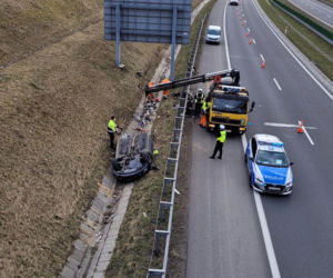 Przerażający wypadek na autostradzie A1. Samochód dosłownie rozpadł się na pół [ZDJĘCIA]