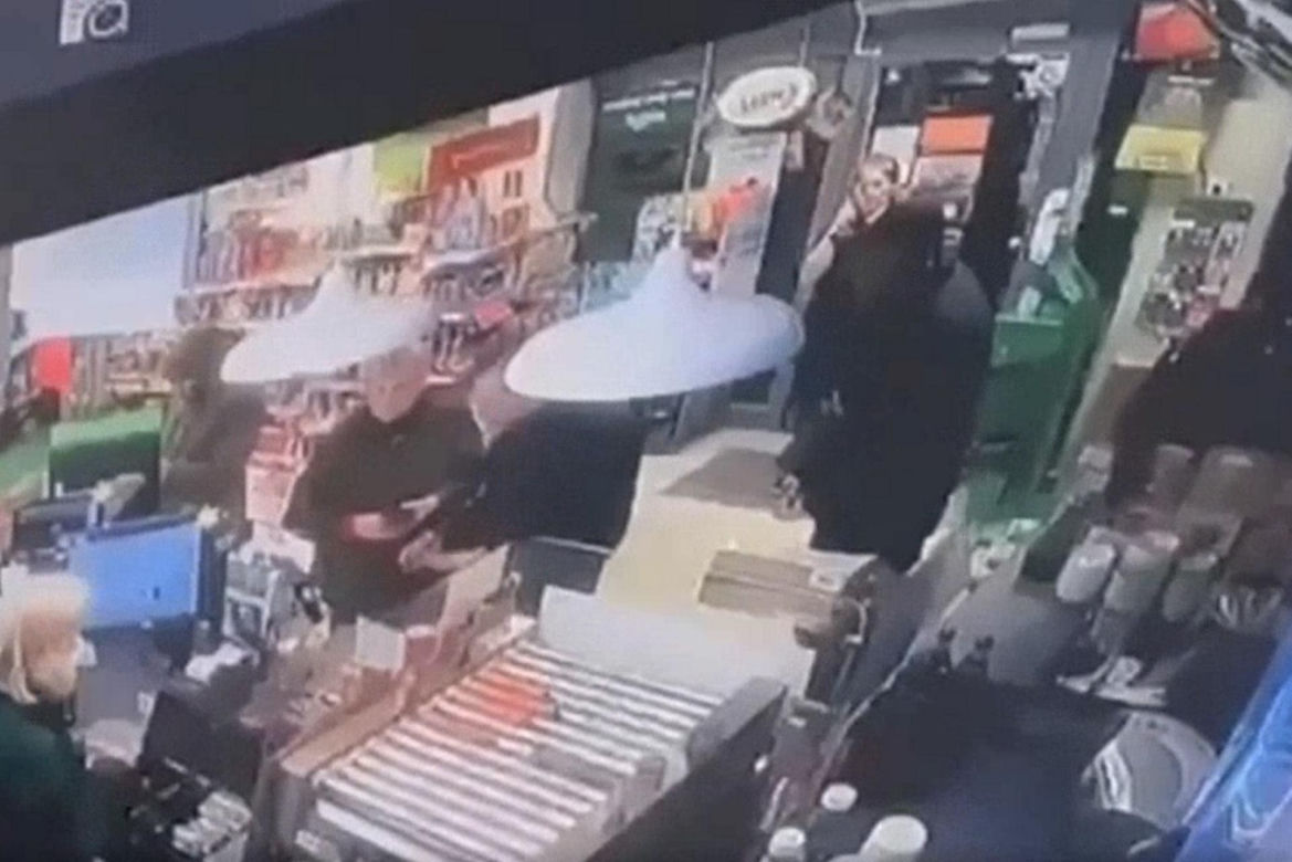 Chciał okraść sklep. 20-letnia Ola powaliła go na ziemię! Wszystko się nagrało [WIDEO]