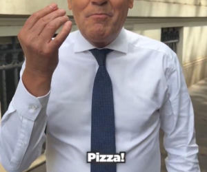 Premier Tusk skoczył na włoską pizzę! Pizza for Donald!