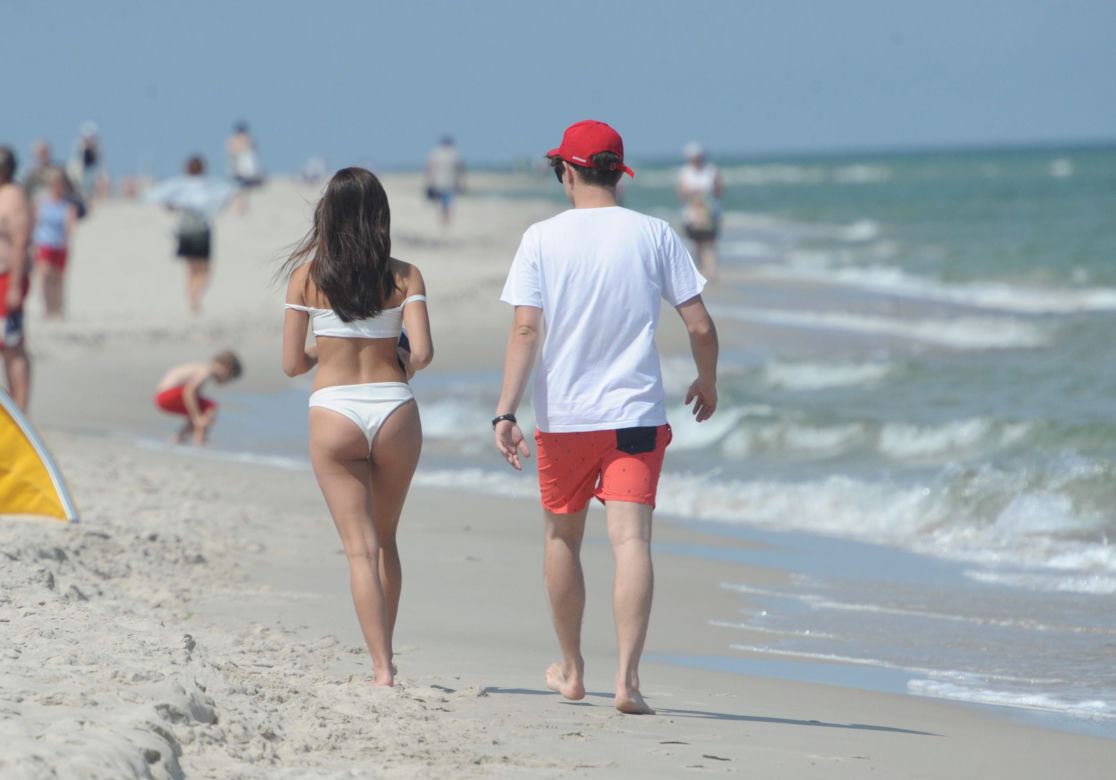 Antek Królikowski i Julia Wieniawa wypoczywają na plaży w Juracie