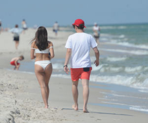 Antek Królikowski i Julia Wieniawa wypoczywają na plaży w Juracie