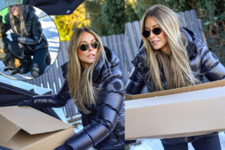 Rozenek-Majdan klęczy na śniegu i dźwiga wielkie pudła. Wszyscy patrzą na selfiki. Mało kto wie, co zrobiła naprawdę