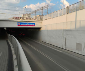 Bród i smród w tunelu pod torami w Siedlcach
