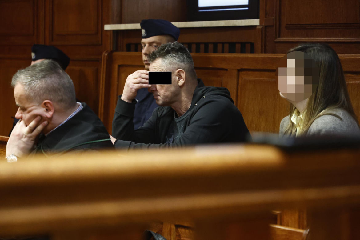 „Sztuczną szczękę wepchnięto jej do gardła”. Przerażające ustalenia. W mieszkaniu w Warszawie znaleziono cztery ciała