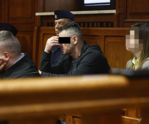 „Sztuczną szczękę wepchnięto jej do gardła”. Przerażające ustalenia. W mieszkaniu w Warszawie znaleziono cztery ciała