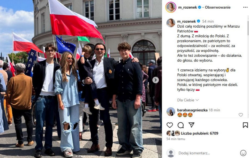 Rozenek w podartych spodniach na marszu