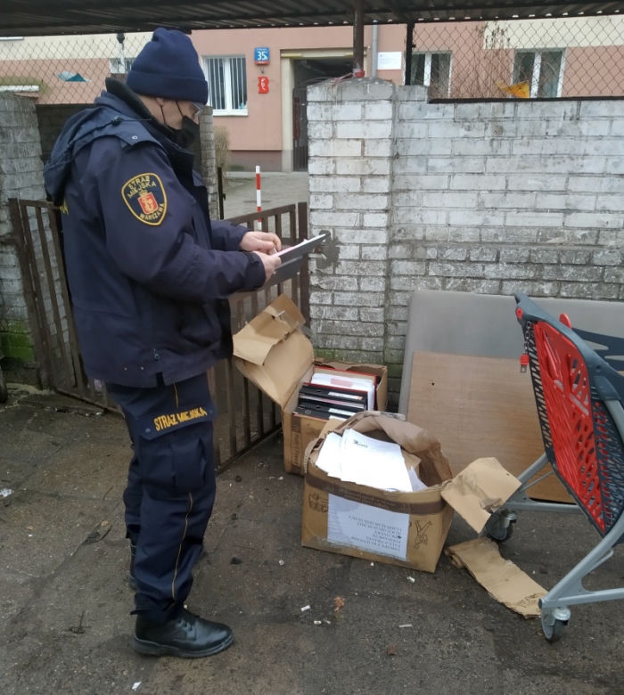 Dane osobowe wylądowały na śmietnisku! Dozorczyni znalazła pudła pełne dokumentów