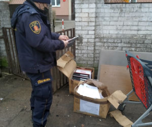 Dane osobowe wylądowały na śmietnisku! Dozorczyni znalazła pudła pełne dokumentów
