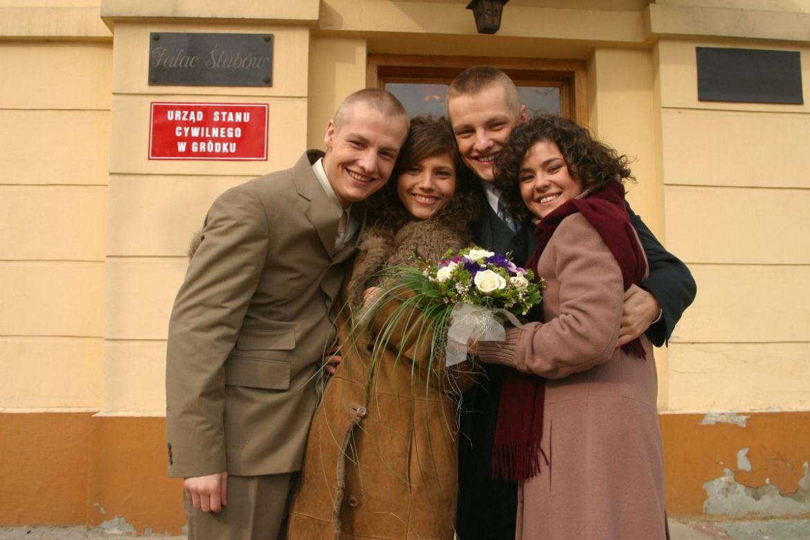 M jak miłość. Paweł (Rafał Mroczek), Kinga (Katarzyna Cichopek), Piotrek (Marcin Mroczek), Anka (Weronika Rosati)