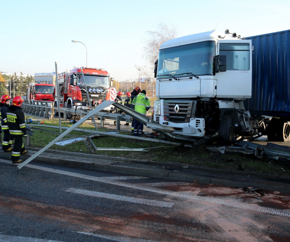 Wypadek TIRA na trasie Siekierkowskiej