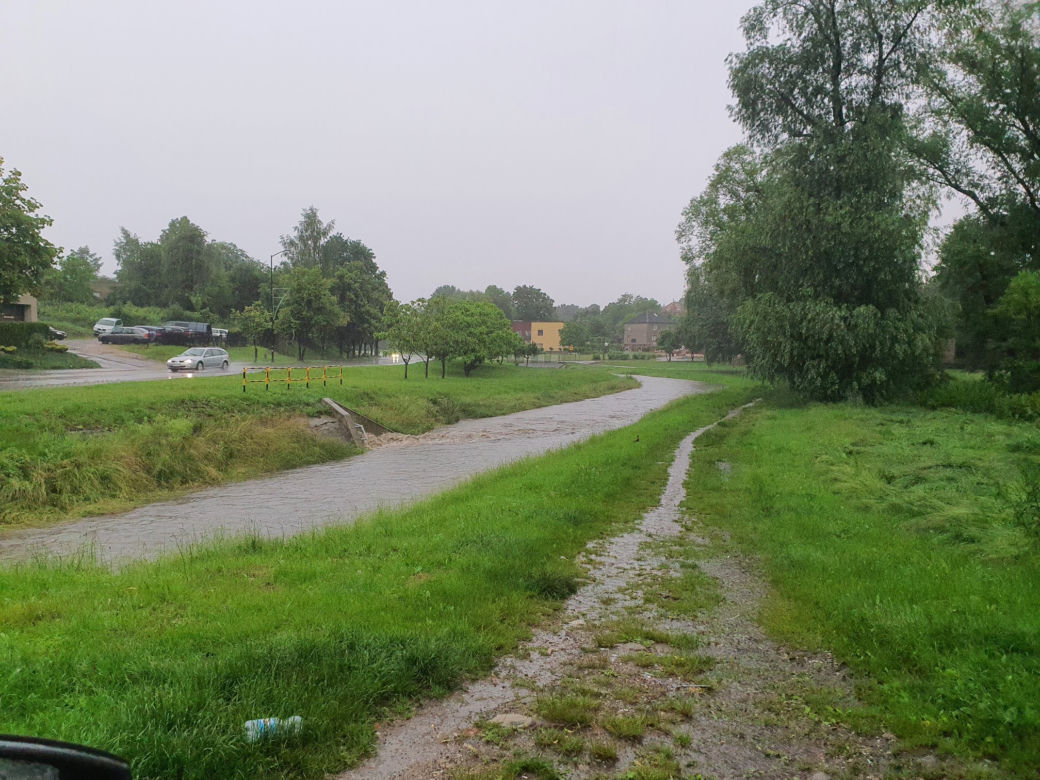 Potężne burze przeszły nad województwem śląskim. Zalane ulice, połamane drzewa i opóźnione pociągi [ZDJĘCIA]