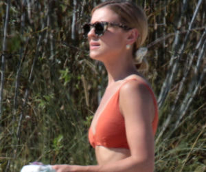 Kasia Tusk w bikini na plaży z rodziną