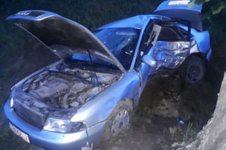 Pomorskie: Audi wypadło z drogi i uderzyło w drzewo. Kierowca w szpitalu [ZDJĘCIA]