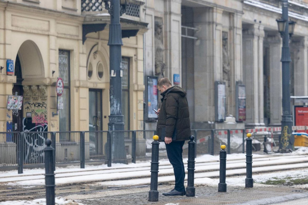 Adrian Zandberg na pasach z nosem w telefonie