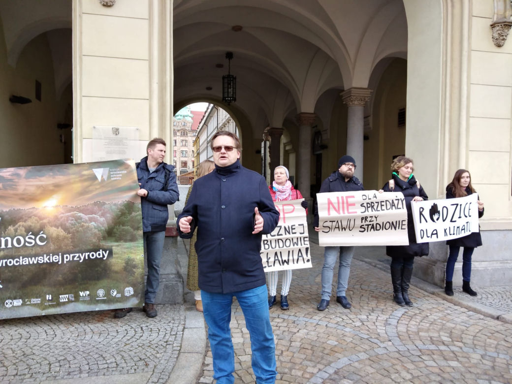 Wraca temat sprzedaży działki przy stadionie Tarczyński Arena. Ekolodzy protestują [ZDJĘCIA]