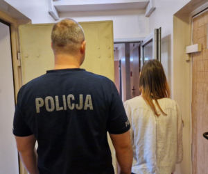 Pieniądze leżały na ziemi, więc je wzięli. Teraz staną przed sądem