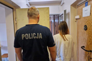 Pieniądze leżały na ziemi, więc je wzięli. Teraz staną przed sądem