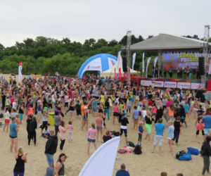 Niedzielny maraton zumby na plaży w Brzeźnie