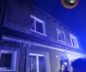 Pożar mieszkania w bloku przy ul. Wołowej w Tuchowie. Ewakuowano 13 osób