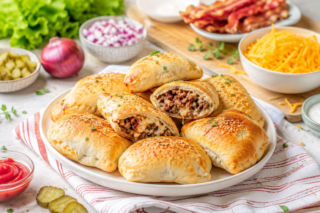 Smakują jak cheeseburger, ale zamykam wszystko w cieście. Robię 10 sztuk i część od razu mrożę