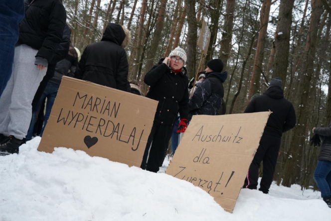 Schronisko dla psów w Sobolewie zamknięte. Jeszcze w sobotę, 24 stycznia, protestowali pod nim mieszkańcy [ZDJĘCIA].