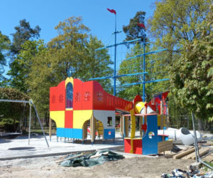 Statek piracki nabiera kształtów. Kiedy otwarcie placu zabaw w Parku Tysiąclecia w Lesznie? [ZDJĘCIA/FILM]