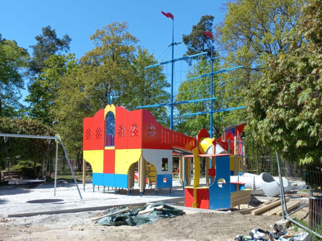 Statek piracki nabiera kształtów. Kiedy otwarcie placu zabaw w Parku Tysiąclecia w Lesznie? [ZDJĘCIA/FILM]