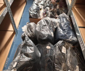 Potraktowali ją jak przestępczynię. Poszło o paczkę z ubraniami