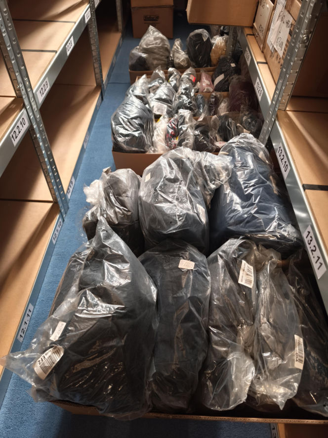 Potraktowali ją jak przestępczynię. Poszło o paczkę z ubraniami