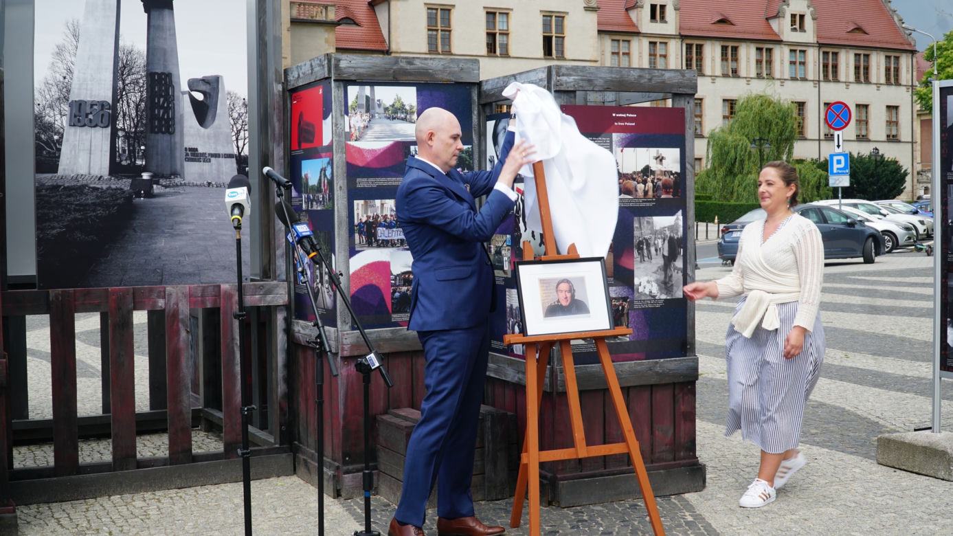 Uroczystość otwarcia wystawy o Poznańskim Czerwcu 1956 na Placu Mickiewicza