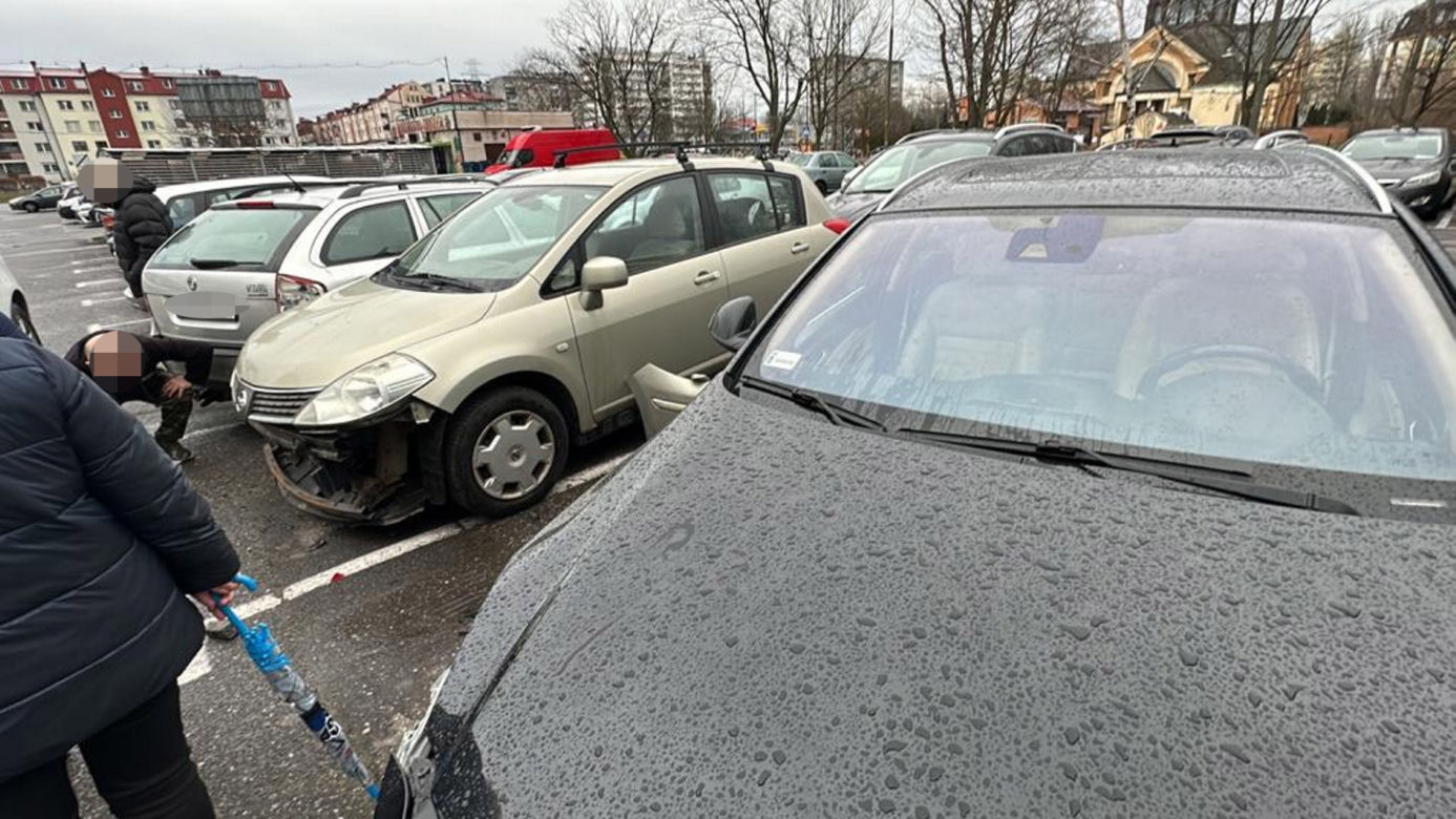 Drogowa demolka na Mokotowie. Rozbiła 8 samochodów, w aucie walały się butelki