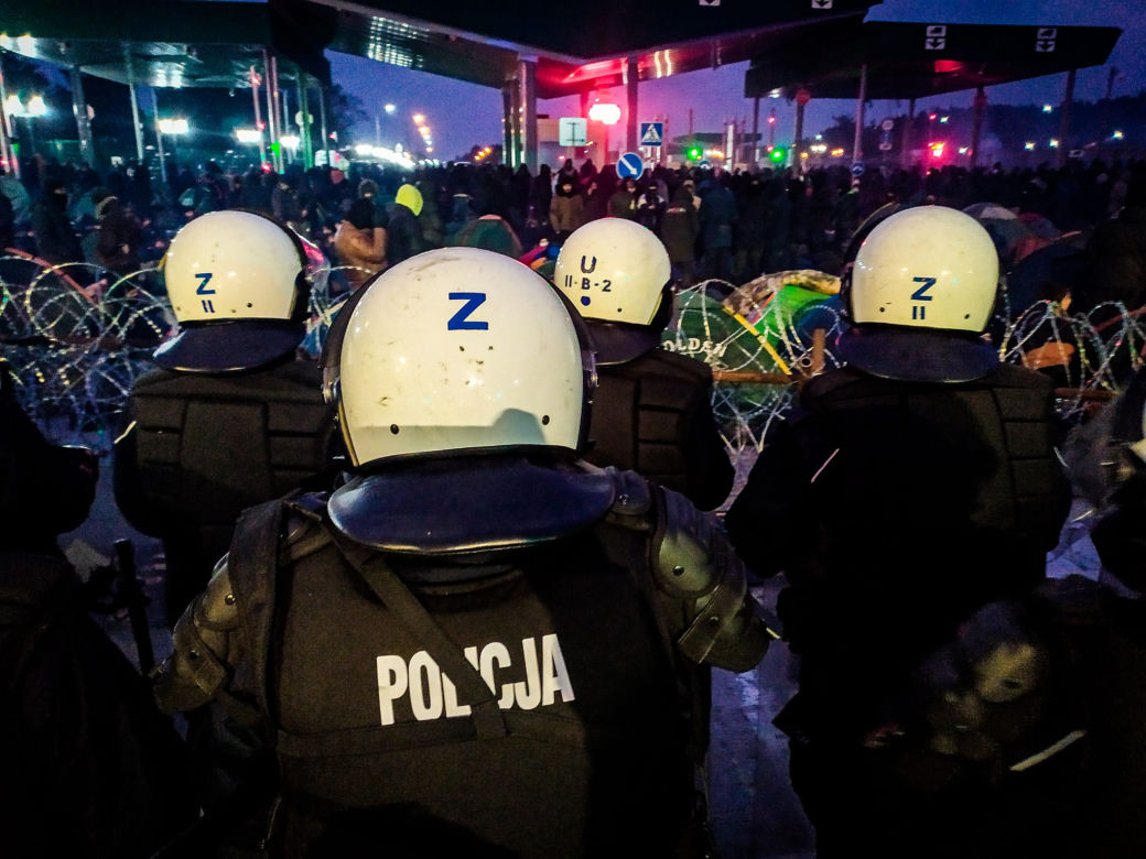 Migranci na przejściu granicznym w Kuźnicy