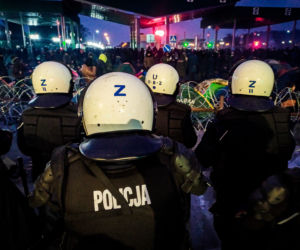 Migranci na przejściu granicznym w Kuźnicy