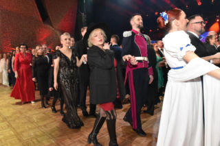 XIV Marszałkowski Bal Dobroczynny w CKK Jordanki. Zdjęcia ze środka. Efektowne kreacje VIP-ów