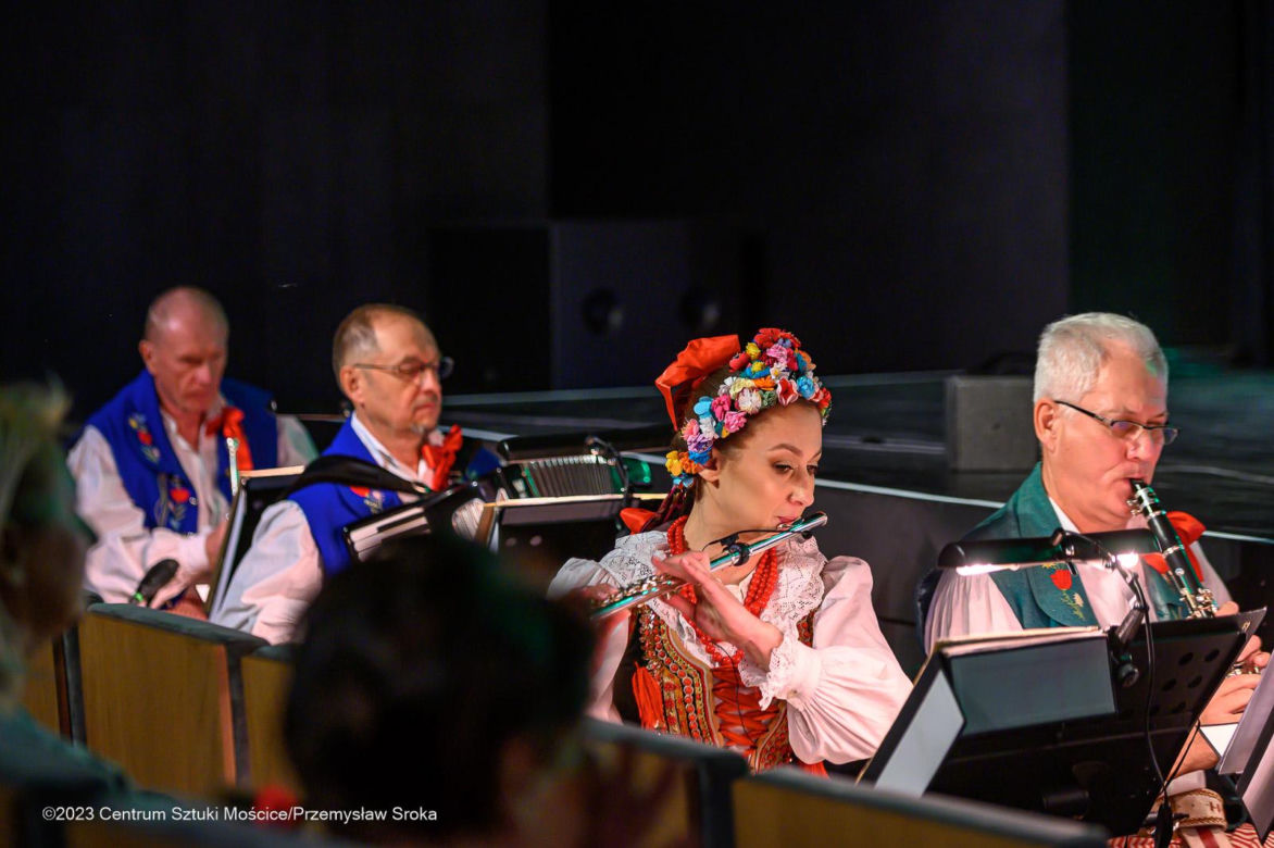 Jesienny koncert Zespołu Pieśni i Tańca Świerczkowiacy w Centrum Sztuki Mościce