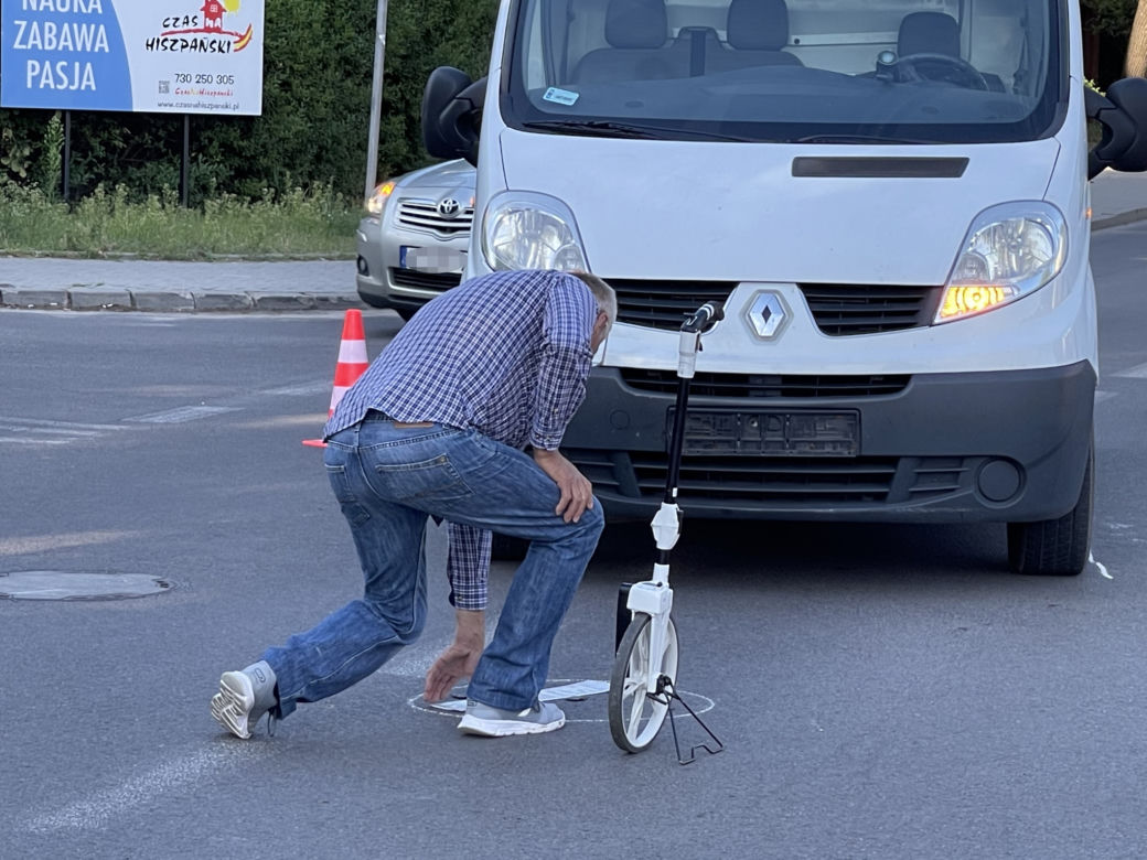 Dramat w Falenicy. Dziecko na rowerze wpadło pod busa. 9-latek w szpitalu, w akcji śmigłowiec
