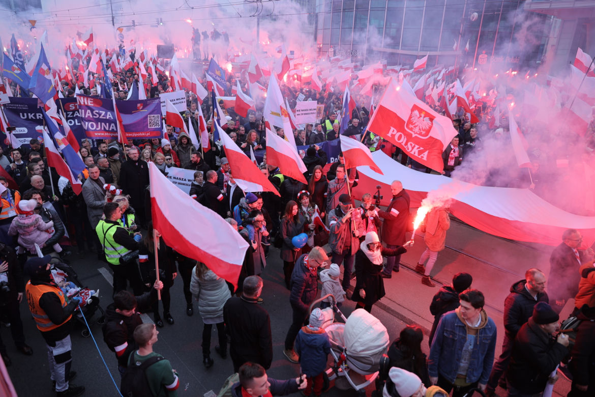 Morze flag na Marszu Niepodległości w Warszawie