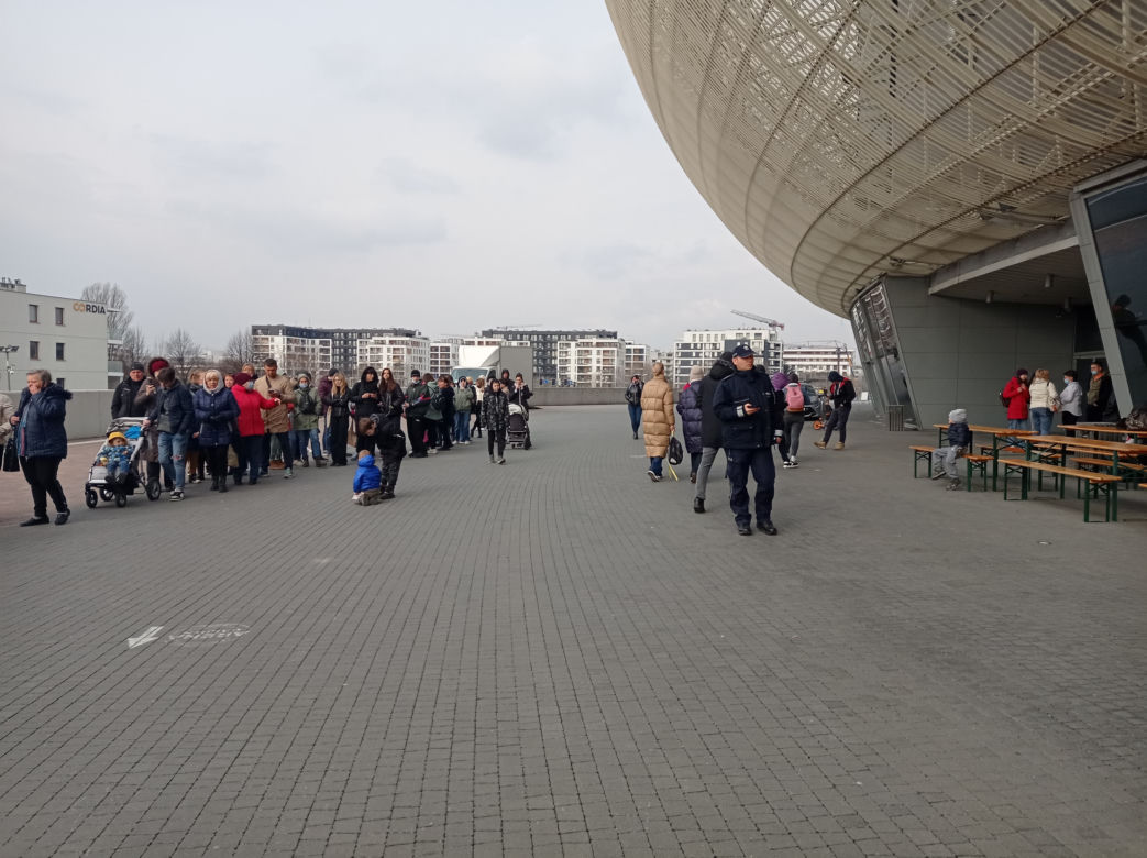 Tłumy przed centrum obsługi uchodźców zlokalizowanym w TAURON Arenie w Krakowie