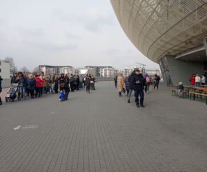 Tłumy przed centrum obsługi uchodźców zlokalizowanym w TAURON Arenie w Krakowie