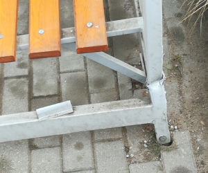 Zniszczono wiatę przystankową przy cmentarzu w Dywitach. Pasażerowie muszą liczyć się z niedogodnościami [ZDJĘCIA]