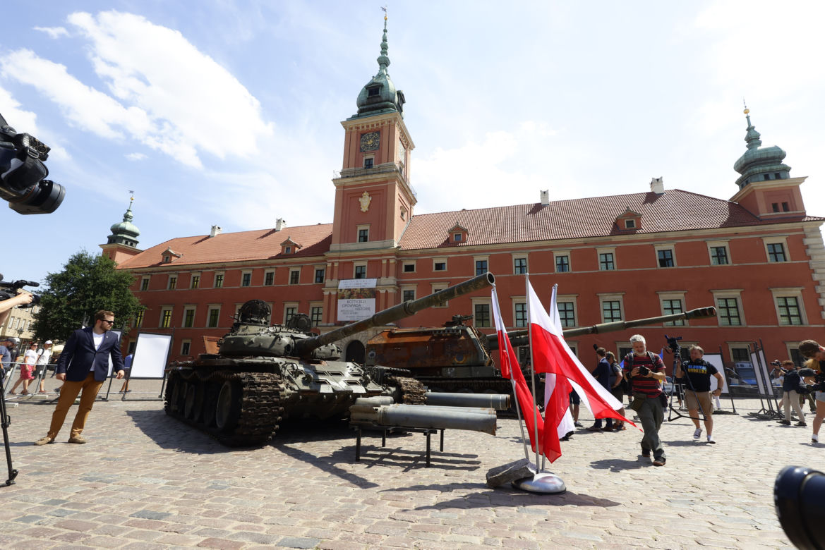 Rosyjskie czołgi w Warszawie! Pancerne bestie straszą na Placu Zamkowym