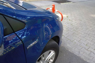 Warszawa. Furiatka DEMOLOWAŁA zaparkowane AUTO! Jej tłumaczenie SZOKUJE! 