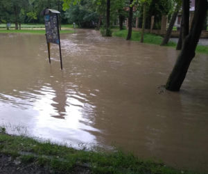 POTĘŻNE Nawałnice w Małopolsce. Woda PORWAŁA SAMOCHÓD! [ZDJĘCIA]