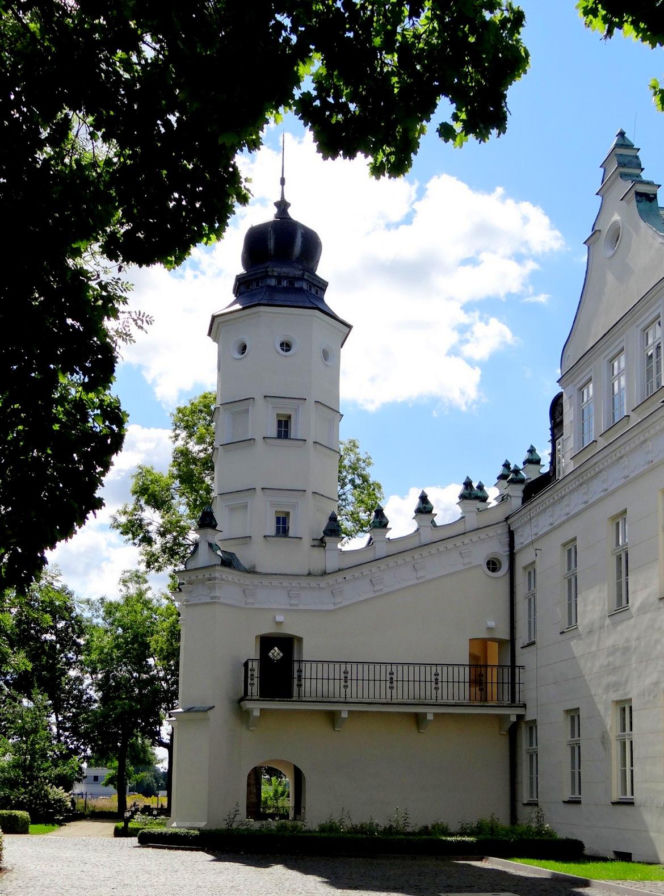 Jeden z najpiękniejszych pałaców znajduje się w województwie łódzkim. Jest dumą średniowiecznego miasta