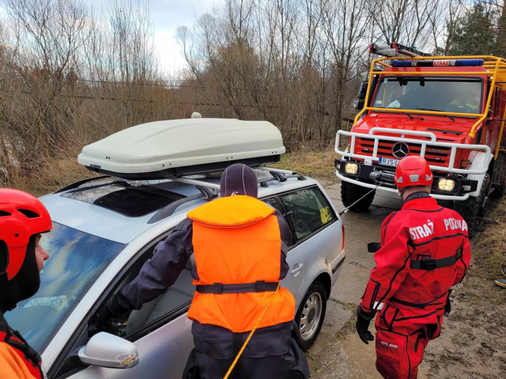 Nurt rzeki porwał samochód z kobietą w środku. Auto zsunęło się z przejazdu